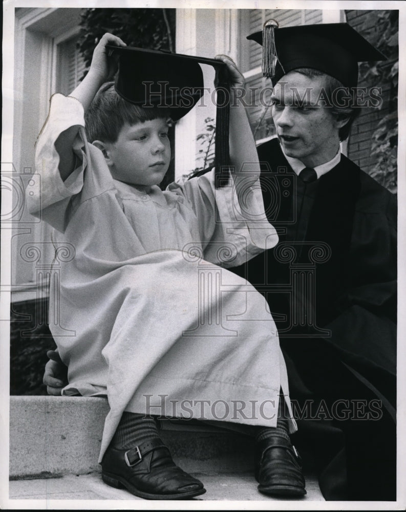 1970 Press Photo Tom and Bill Wedd Complete Studies at University of Akron - Historic Images