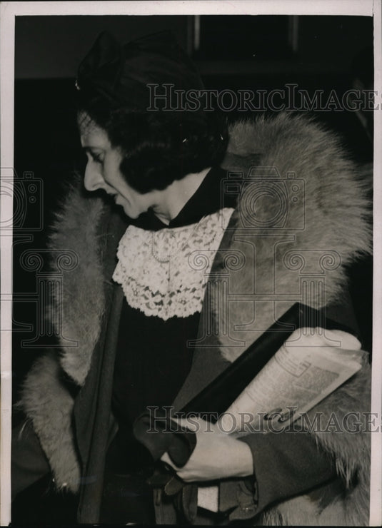 1937 Press Photo Mrs. Gertrude Wood Leaving Court After Divorce of Capt. Wood - Historic Images