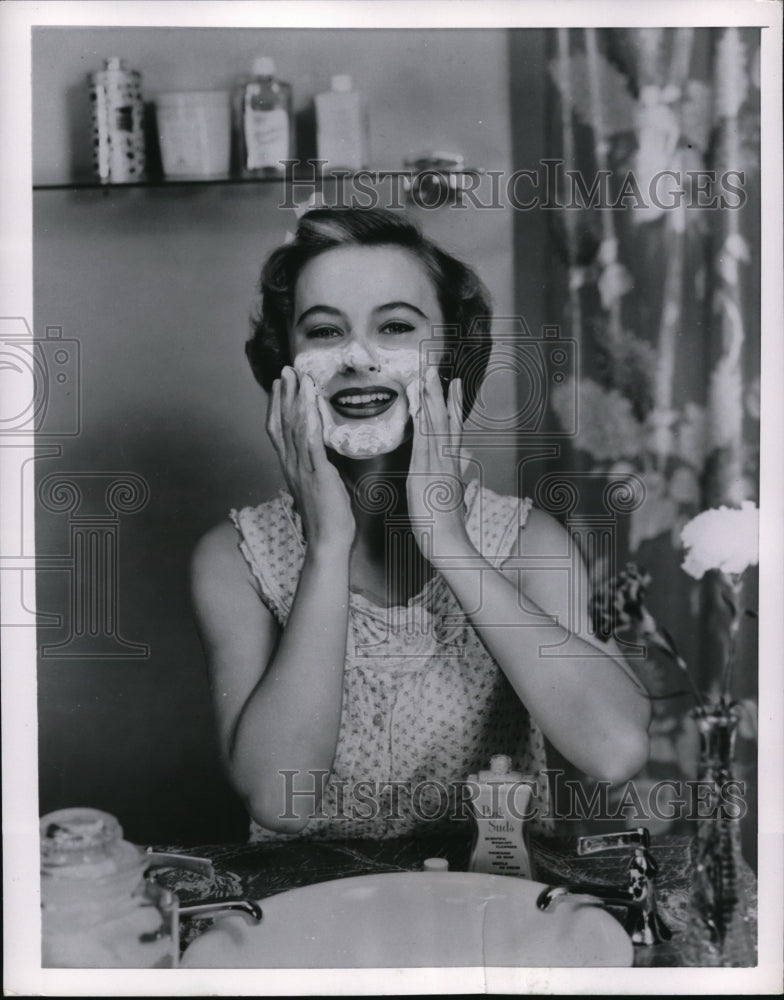 1954 Press Photo A girl has to keep her skin young and fresh - Historic Images