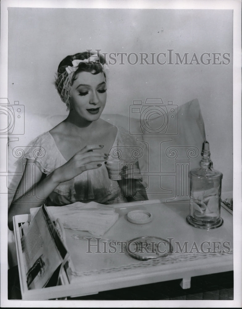 1954 Press Photo Face cream should be apart of nightly skin care - Historic Images