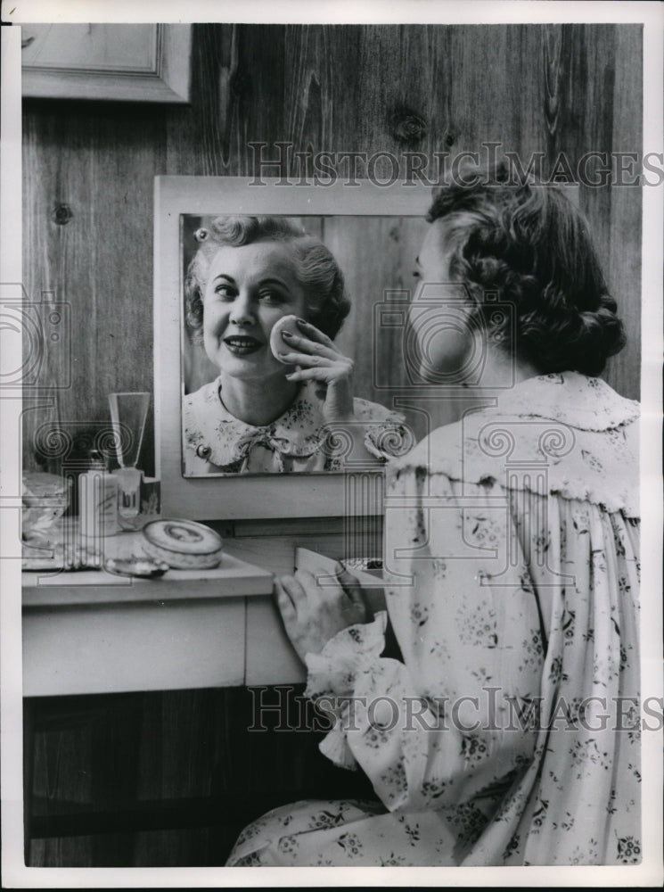 1953 Press Photo Care of Face for mature Beauty - Historic Images