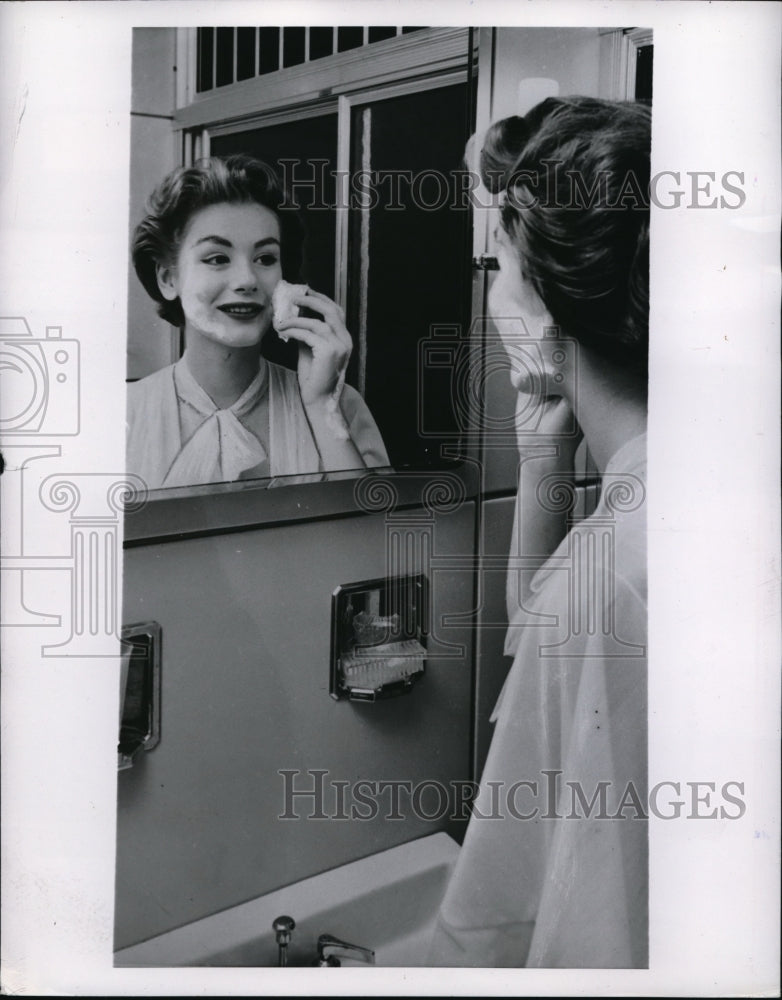 1953 Press Photo Care of Skin - Historic Images