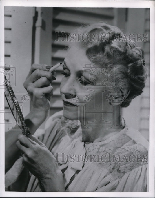 1953 Press Photo Make up for mature Woman - Historic Images