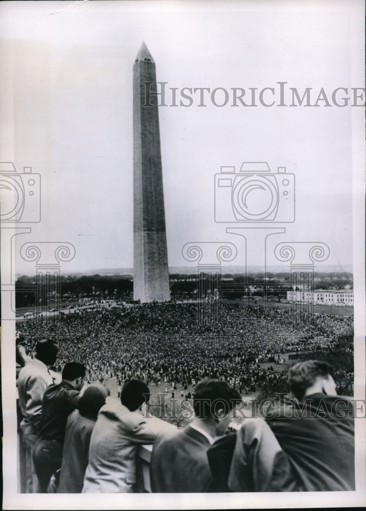 1951 Press Photo Crowd at Washington Monument to Honor General Douglas MacArthur - Historic Images