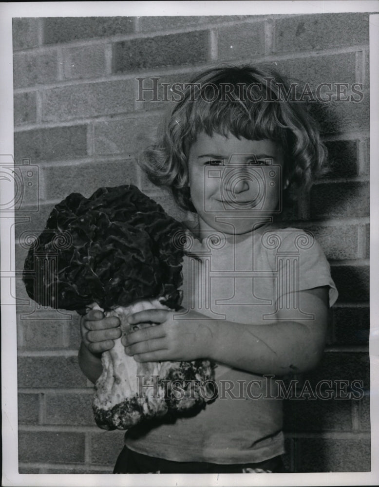 1955 Press Photo June Marie Kliger held a giant sized beefsteak mushrrom. - Historic Images