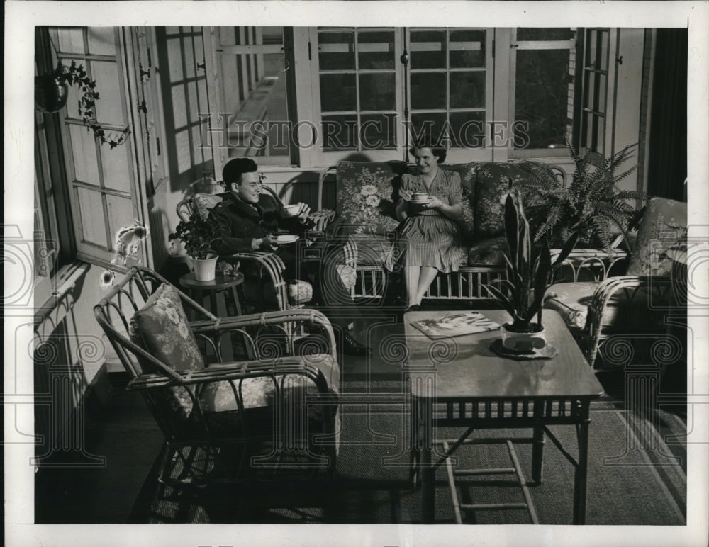 1941 Press Photo US Naval Med Center Bethesda Md Lt Cleveland, nurse Kroik - Historic Images