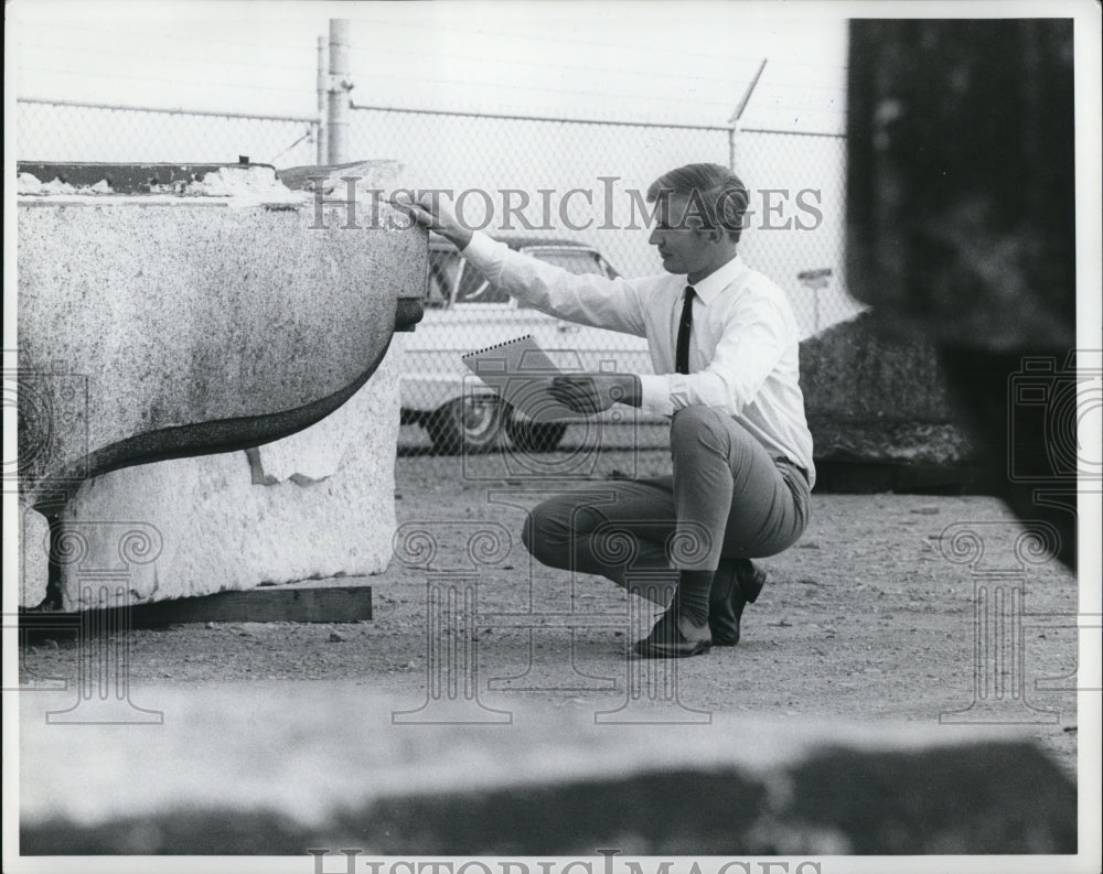 1969 Press Photo Robert Beresfervel engineer of Lonelen bridge - Historic Images