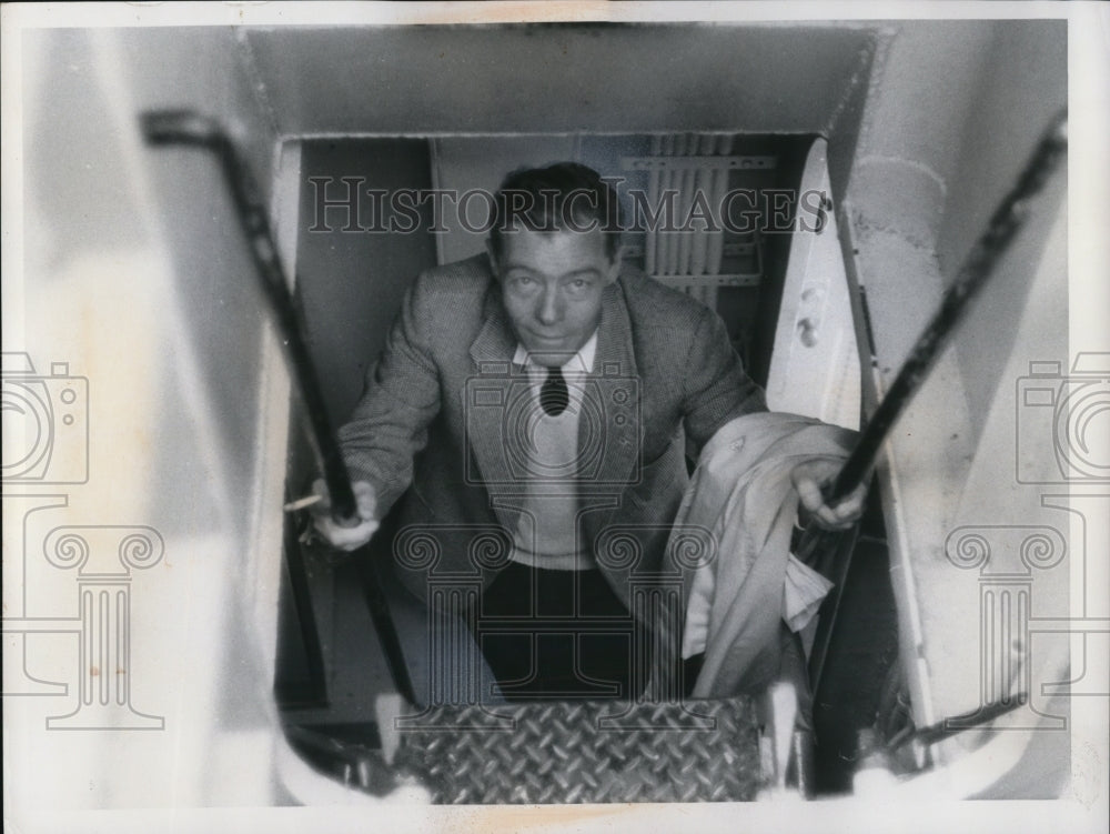 1960 Press Photo CB Stevens of Thompson  Racing climbs a ladder - Historic Images