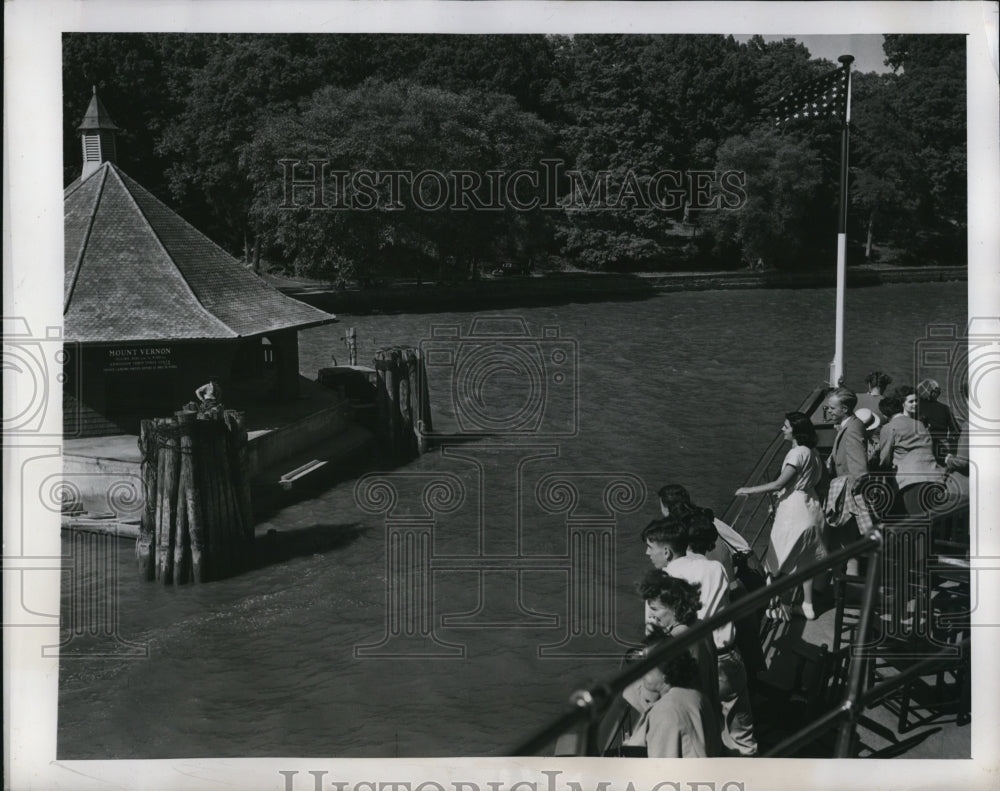 1947 Press Photo The river boat from Washington D.C arrives to Mount Vernon port - Historic Images