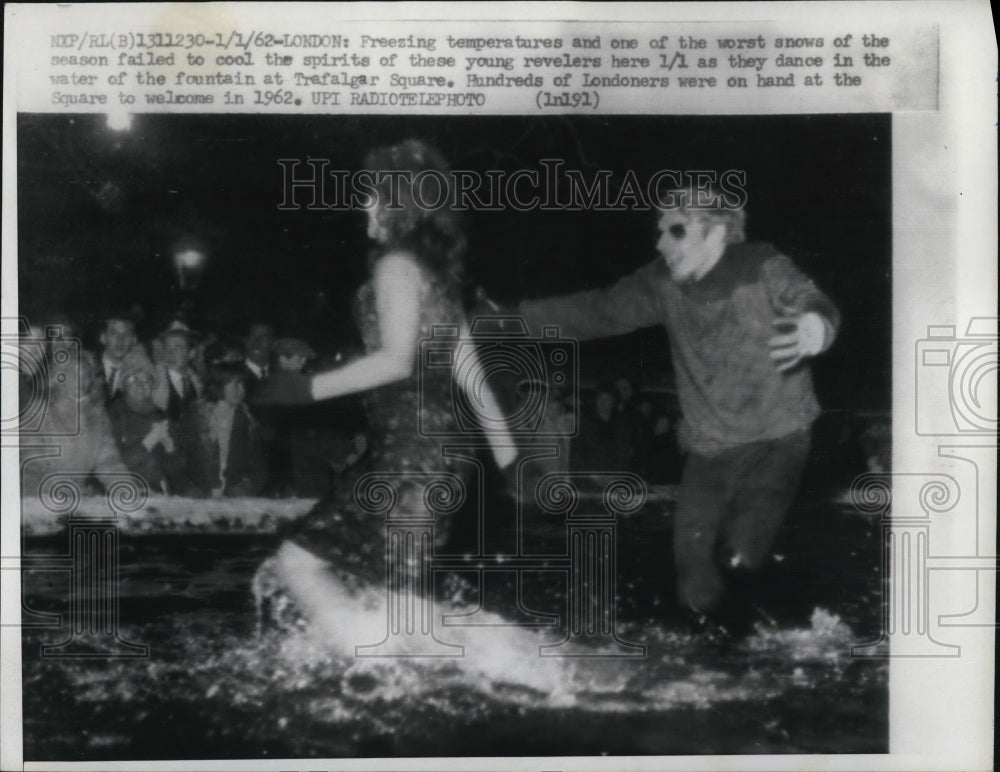 1962 Press Photo Young revelers dances at Trafalgar  Square - Historic Images