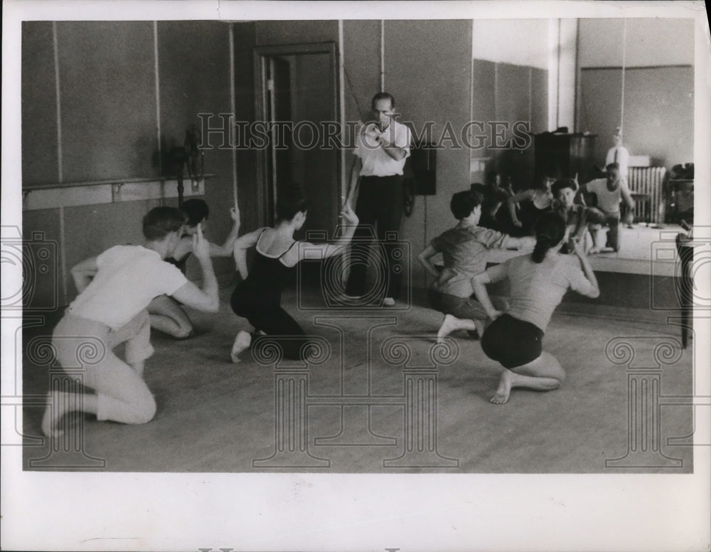 1956 Press Photo Action in a rehearsal hall - Historic Images