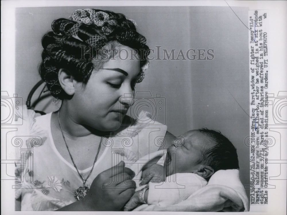 1962 Press Photo Lucy Paret widow of fighter Benny &quot;Kid&quot; Paret with her new born - Historic Images