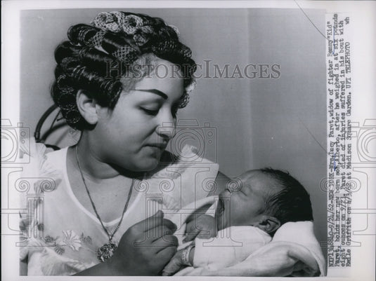 1962 Press Photo Lucy Paret widow of fighter Benny "Kid" Paret with her new born - Historic Images