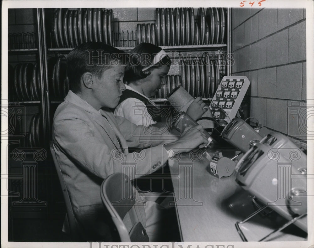 1966 Press Photo Pupils on the laboratory - Historic Images