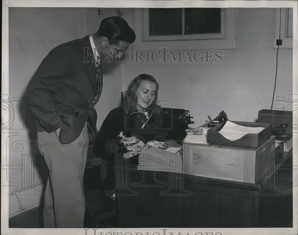 1946 Press Photo Ed and Marjorie Kelley lost their home by fire - Historic Images