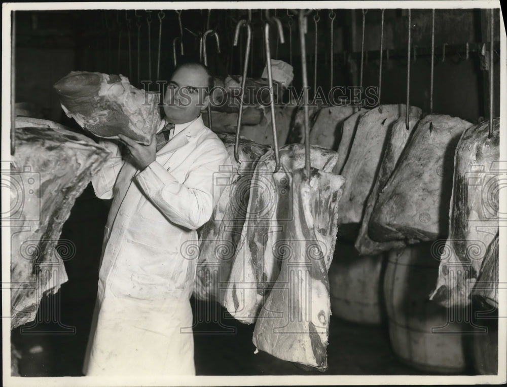 1936 Press Photo John Kilfether Univ of Notre Dame meat locker with beef - Historic Images