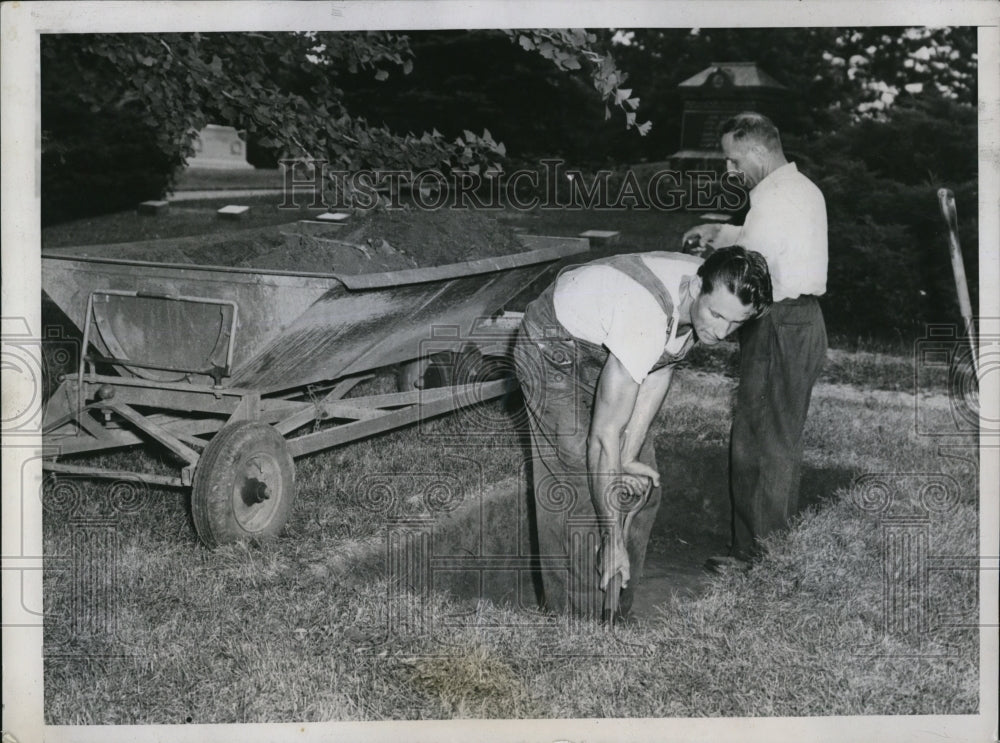 1947 Press Photo Kansas City Mo Leonard Kossman, Harold Arrington at cemetery - Historic Images