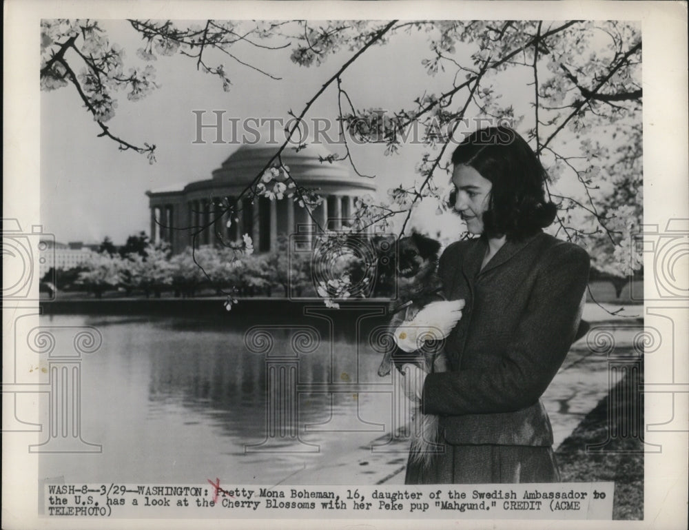 1949 Press Photo Wash DC Mona Biheman at Tidal Basin at Jefferson Memorial DC - Historic Images