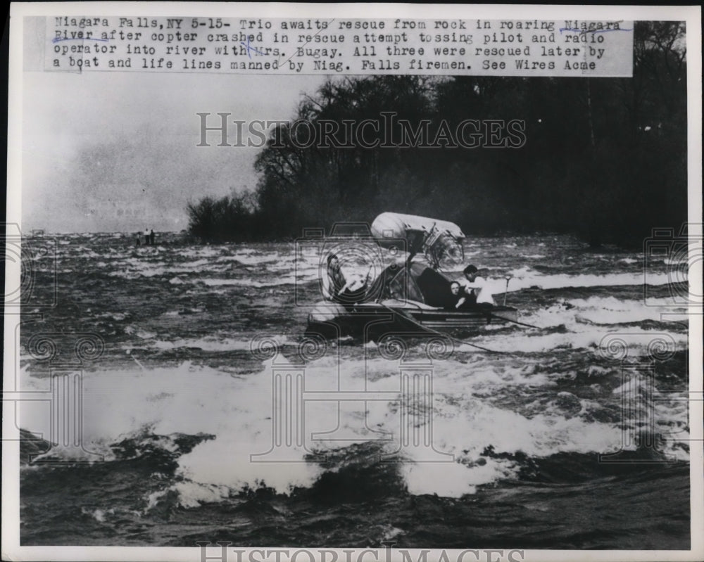 1950 Press Photo Niagara Falls trio on raft awairs rescue - Historic Images