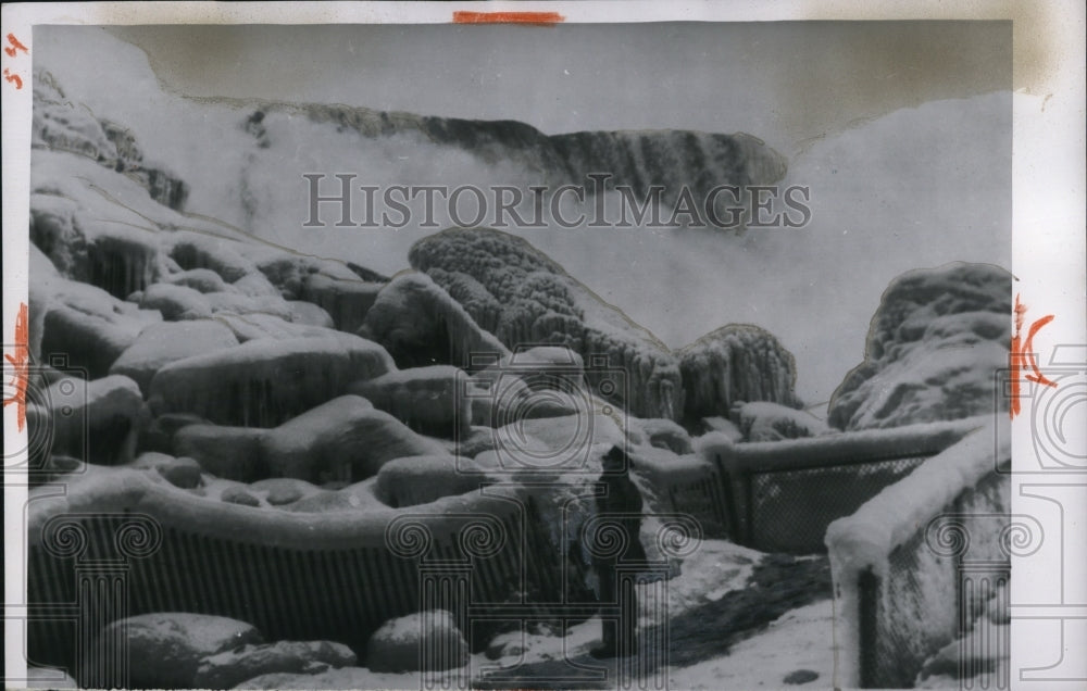 1956 Press Photo Niagara Falls NY winter snow  makes pretty scenery - Historic Images