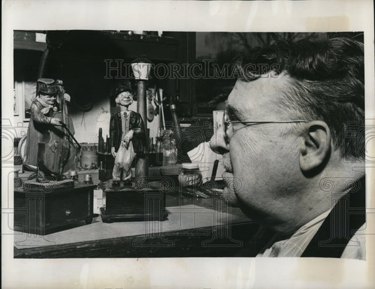 1940 Press Photo Frederich Spelleier & music box collection - Historic Images