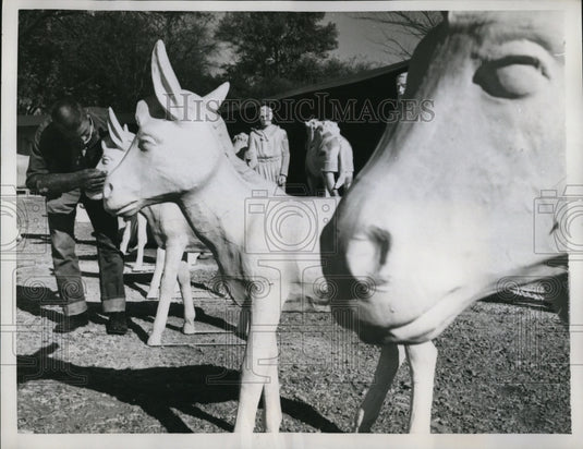 1958 Press Photo Nashville TN Harlan Parvin & animal statues of paper - Historic Images