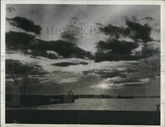 1932 Press Photo Lower NYC Harbor at nightfall over the sjips in port - Historic Images