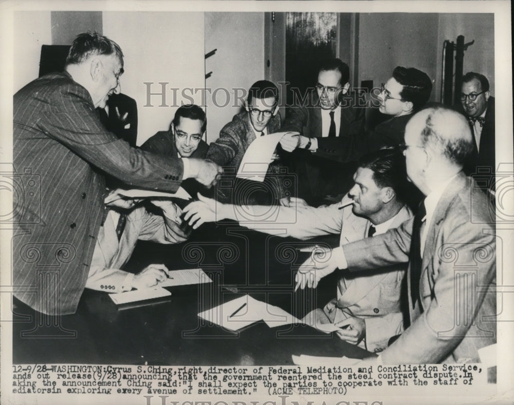 1949 Press Photo Cyrus S. Ching Director Of Federal Mediation Announcing - Historic Images