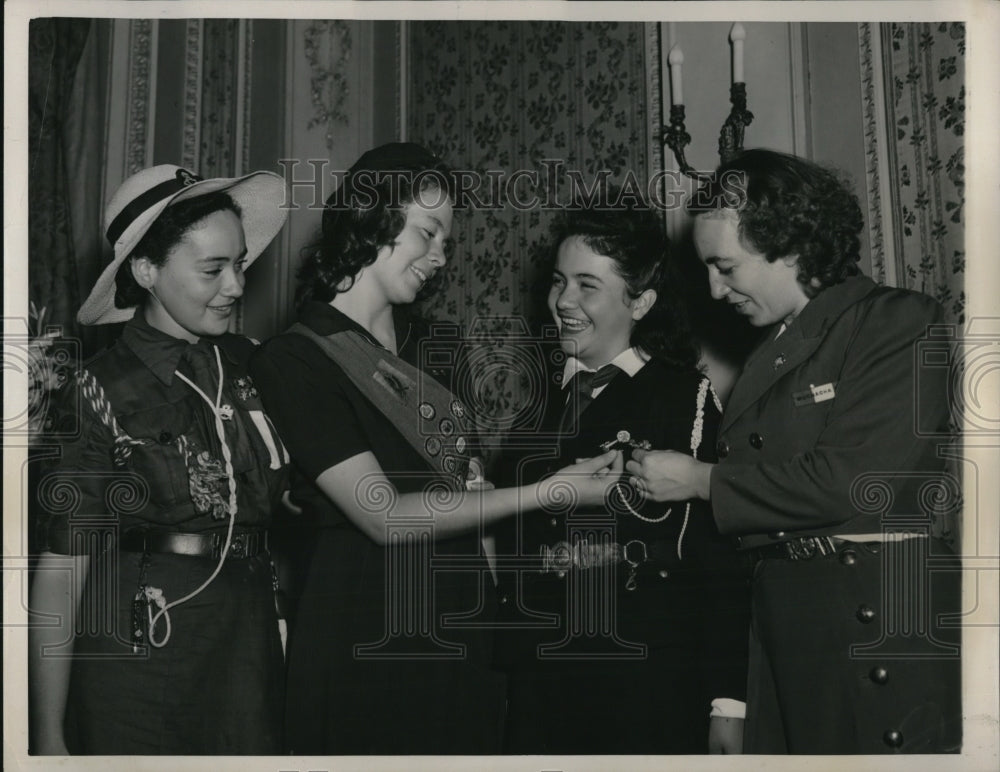 1941 Press Photo Girl Scout June Crosswell,Violet Mitchell,Irma Acuna - Historic Images