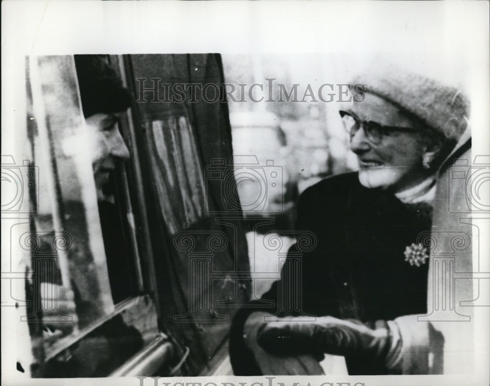 1965 Press Photo Prince Charles of Great Britain with a woman pensioner - Historic Images