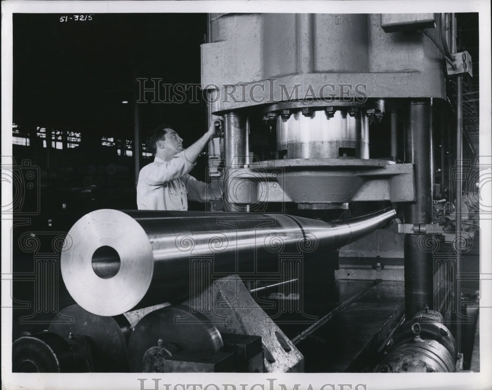 1951 Press Photo A worker at the Firestone Tire and Rubber Company - Historic Images