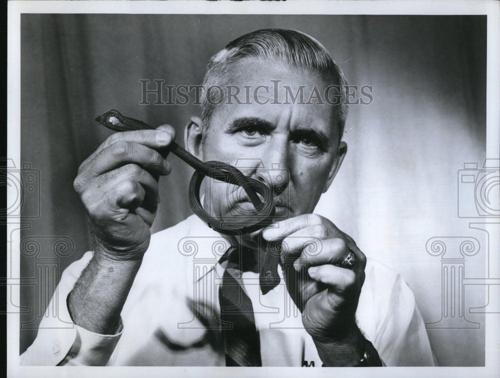 1966 Press Photo Tire Engineer James E. Corey of Firestone Tire and Rubber Co. - Historic Images