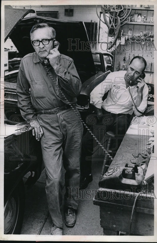 1968 Press Photo Owner Al Kus, Mechanic Gervais Morgan, Cedar-Taylor Auto Garage - Historic Images