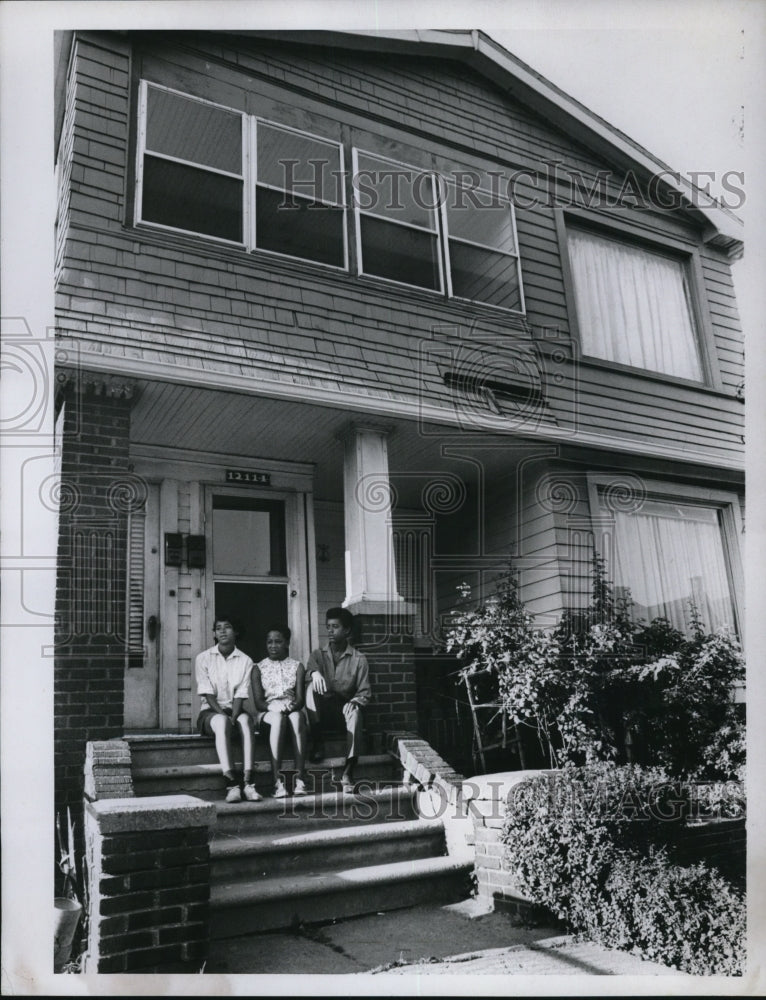 1968 Press Photo Stepchildren of Clarence King, 12114 Imperial Ave. at Home - Historic Images