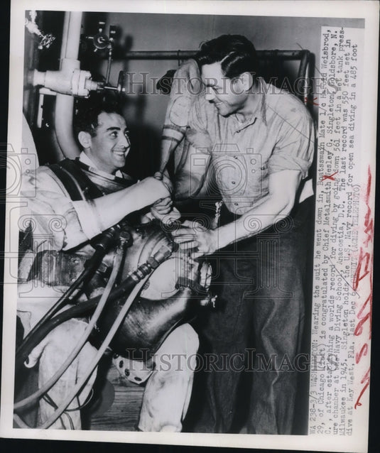 1949 Press Photo Harold Weisbrod congratulated by Chief Metalsmith W. Singleton - Historic Images