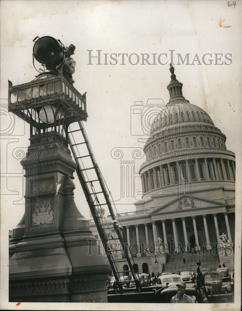 1945 Press Photo Workman put spotlight that illuminate the Capitol Dome - Historic Images