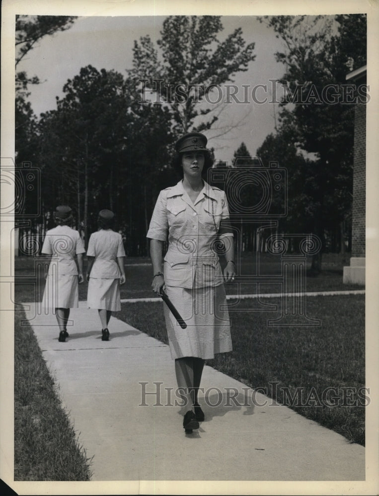 1943 Camp Lejuene NC Pvt Phyllis Kelly sentry at womens barracks-Historic Images