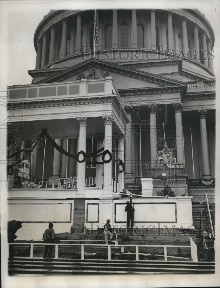1933 Press Photo The cleaning and clearing of the stage in front the capitol - Historic Images