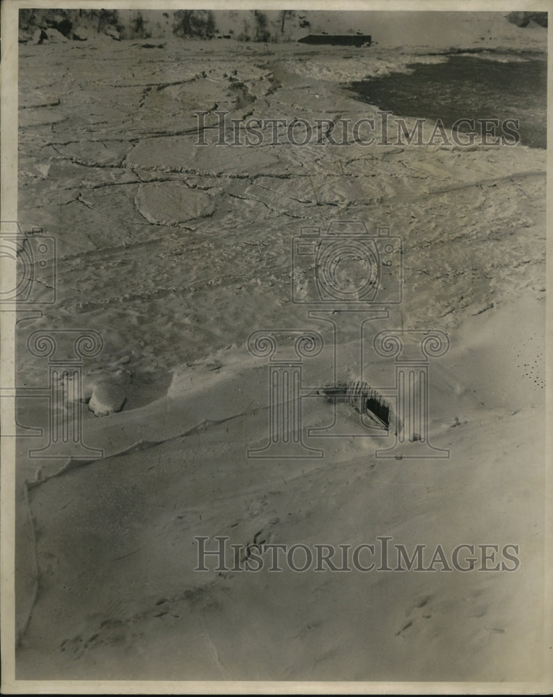 1945 Press Photo A view of the Niagara Falls - Historic Images