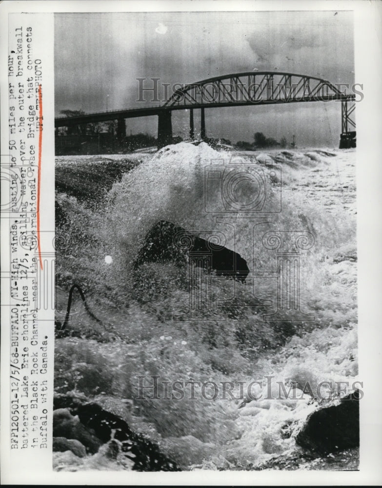 1968 Press Photo Lake Erie shorelines being battered by high winds - Historic Images