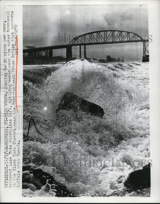1968 Press Photo Lake Erie shorelines being battered by high winds - Historic Images