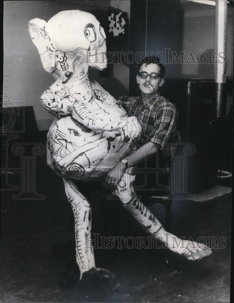 1966 Press Photo Sculptor Peter Von Wattenwyl and Bird Sculpture in Berne - Historic Images