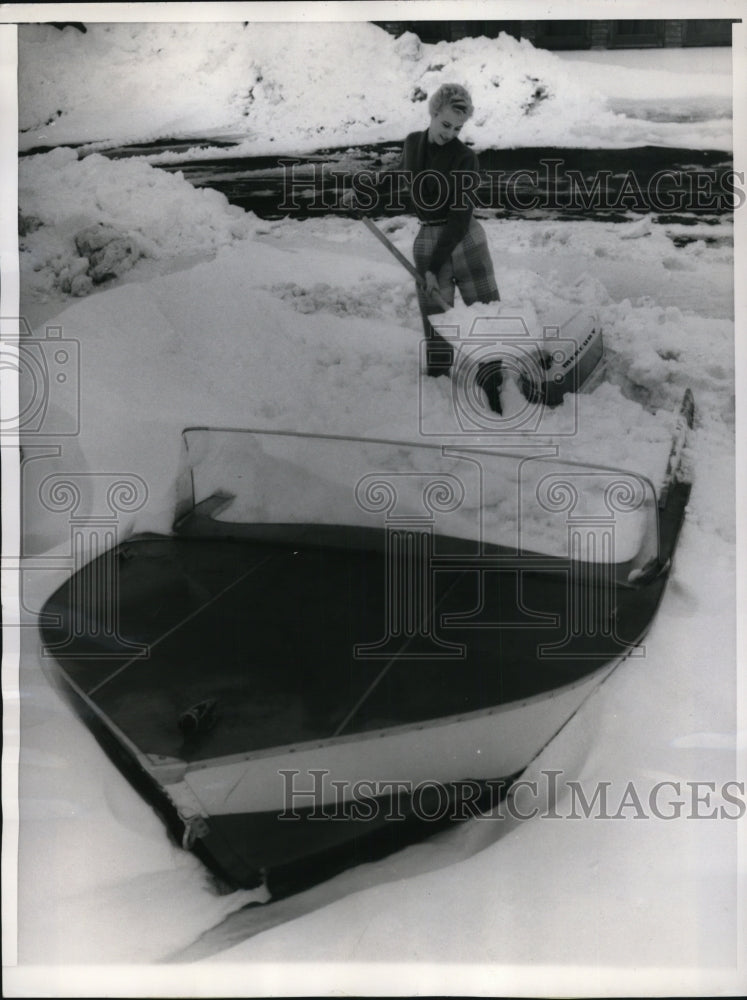 1959 Press Photo Barbara Christen readie her boat anticipation of warmer temp. - Historic Images