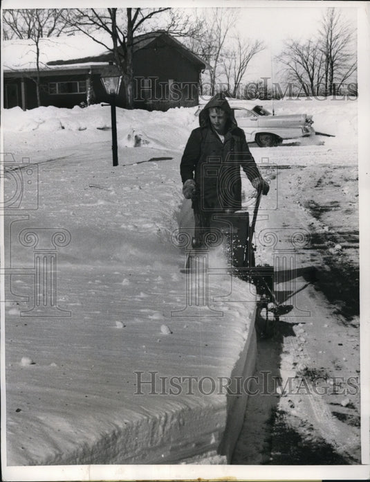 1959 Press Photo Appleton Wis Jack Huevel with power shovel snow remover - Historic Images