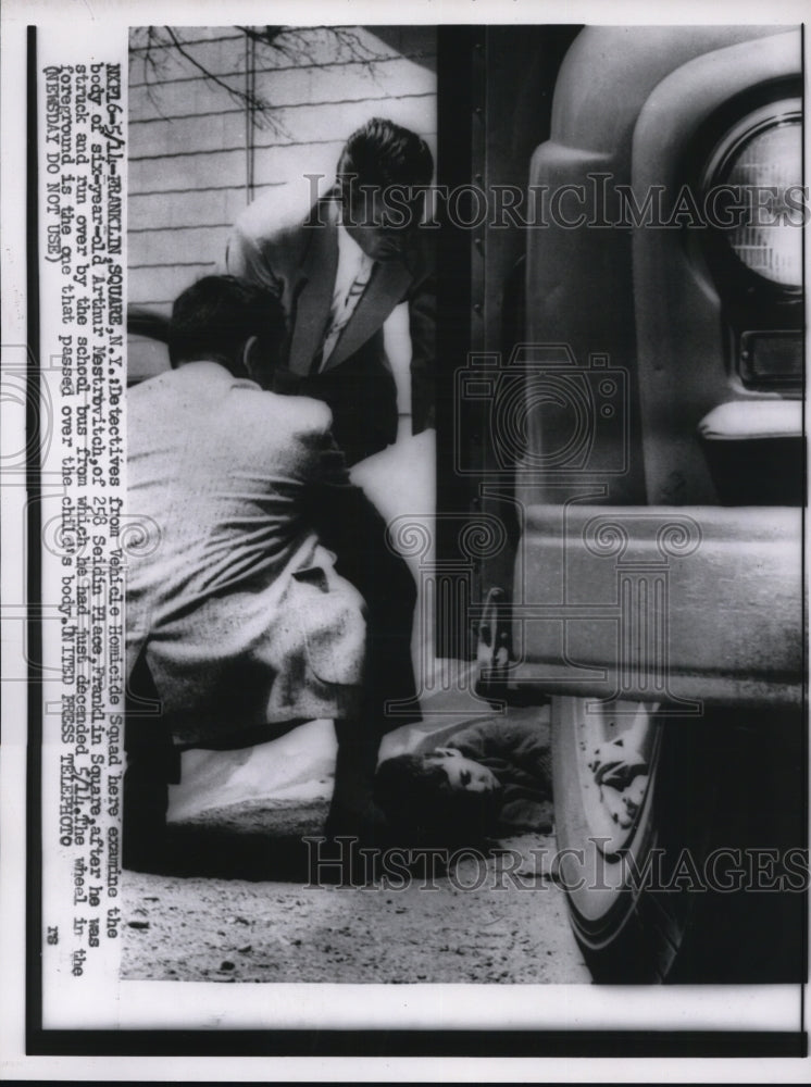 1956 Press Photo Detectives from vehicle homicide squad with the body of a boy - Historic Images