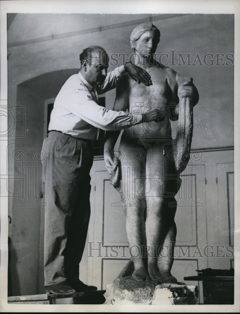 1958 Press Photo Rafaello Berlincioni test if statue of Venus is by Michelangelo - Historic Images