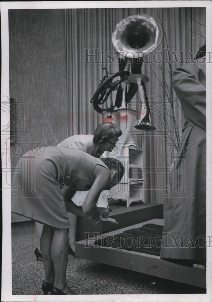 1966 Press Photo Mrs Thomas Joven and Mrs Halvorson - Historic Images