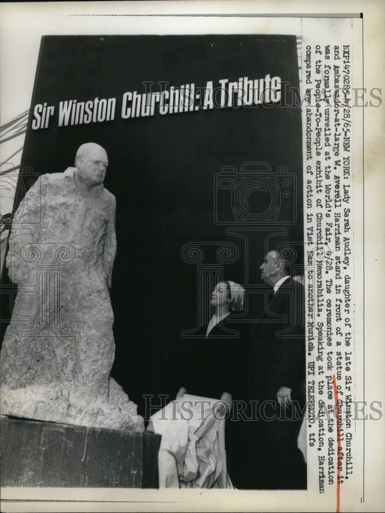 1965 Press Photo Sarah Audley stand front of statue of father Winston Churchill - Historic Images