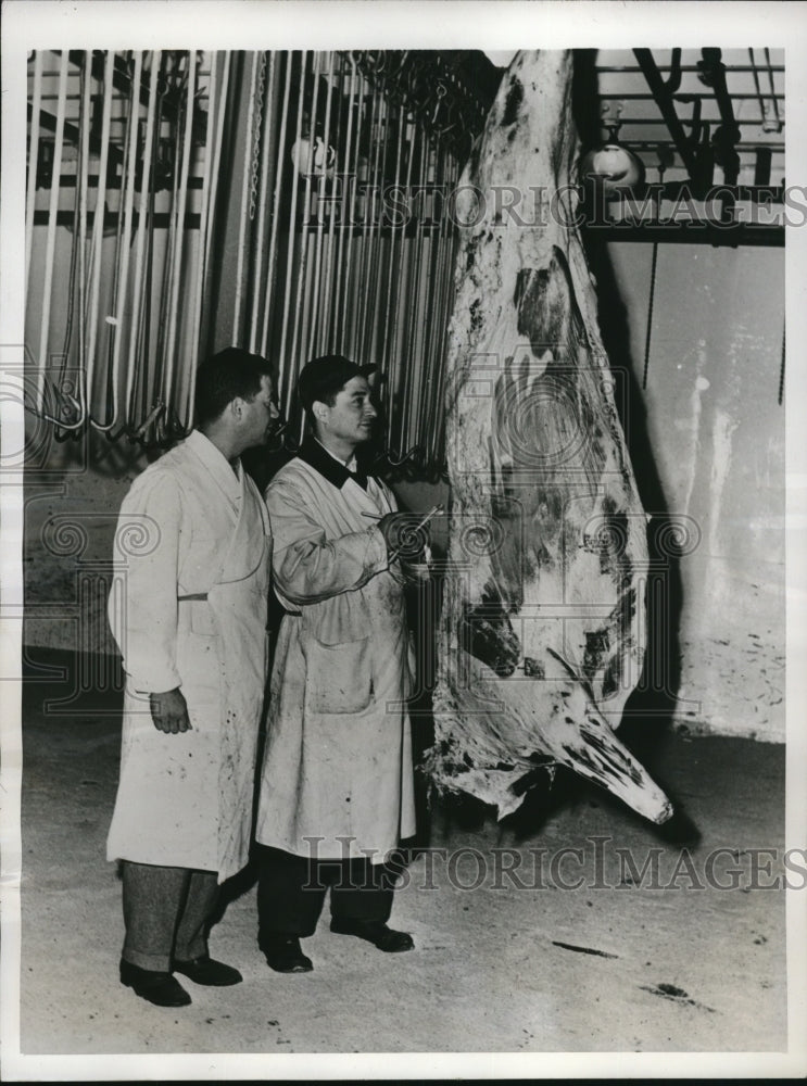 1946 Press Photo Charles and Frank Kleinberg checks the last of the beef - Historic Images