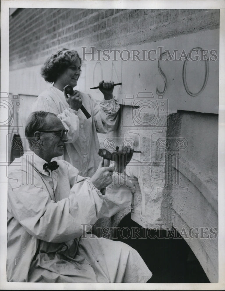 1952 Press Photo Mr. and Mrs. Barry Hart, Sculptors - Historic Images